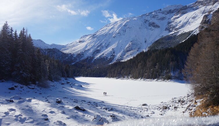 obernberger see menschen auf dem eis winter